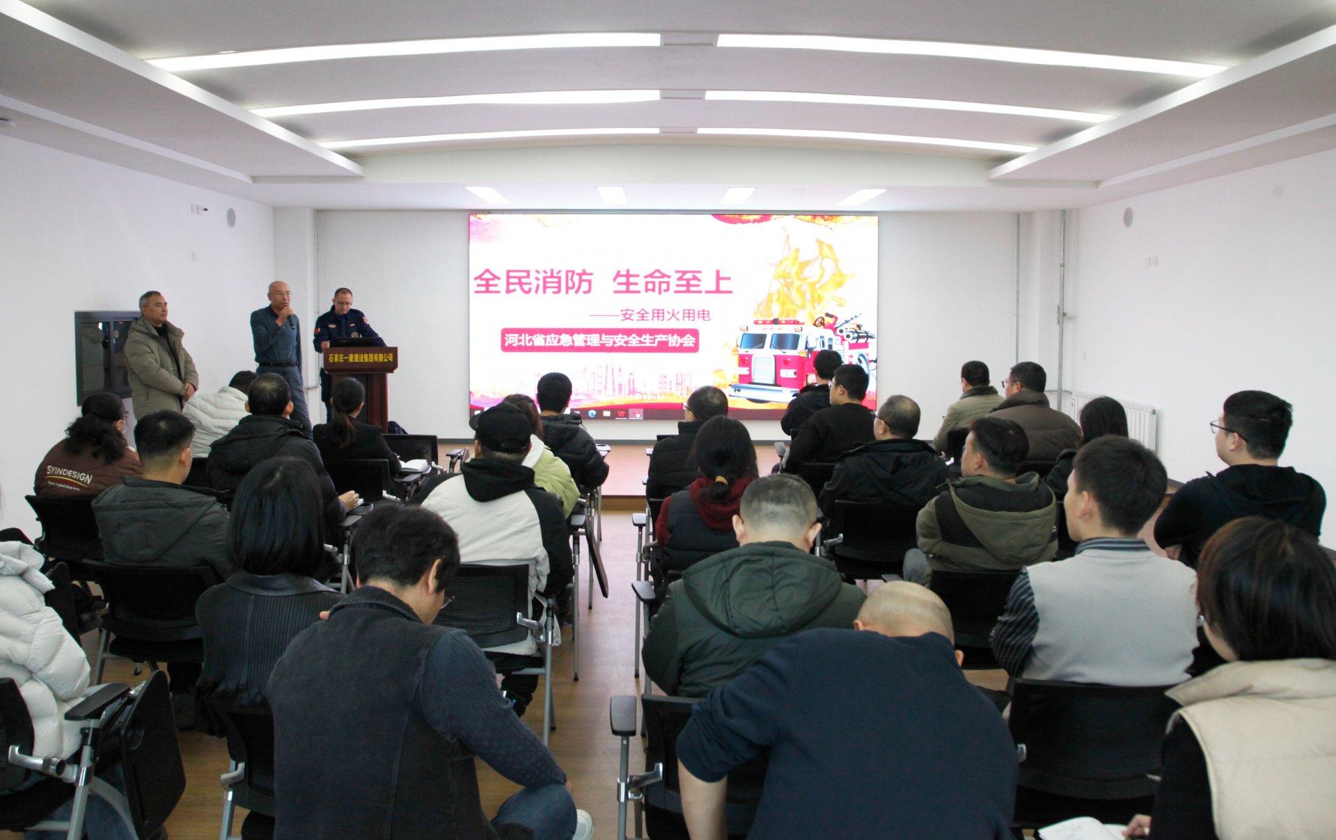 开云登录入口平台介绍成功举办“全民消防、生命至上”消防培训暨演练活动 楷模风采